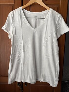 GAP Women's White V-Neck Short Sleeve Tee - Classic White (Size L)